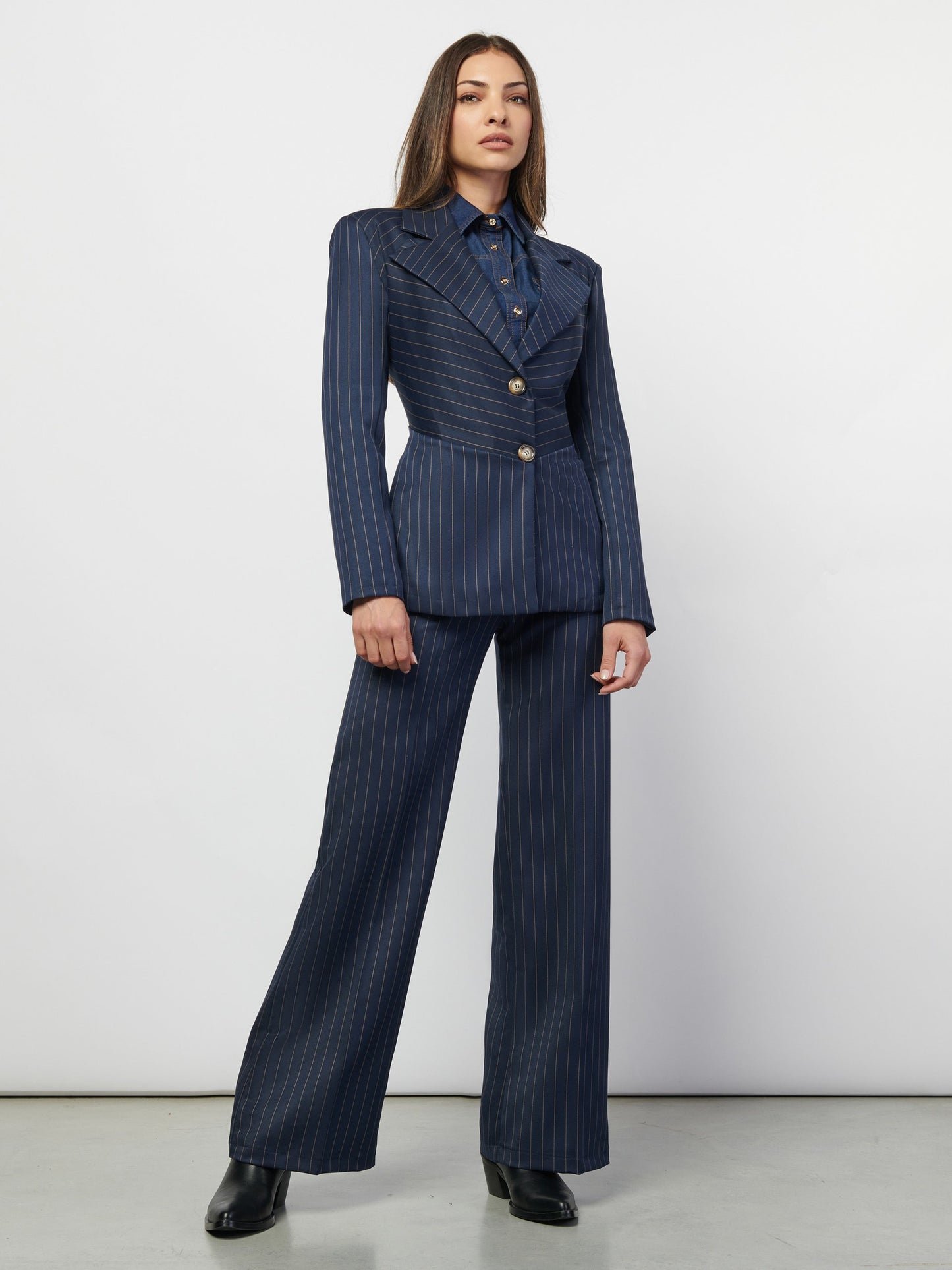 Pantaloni gessati a palazzo